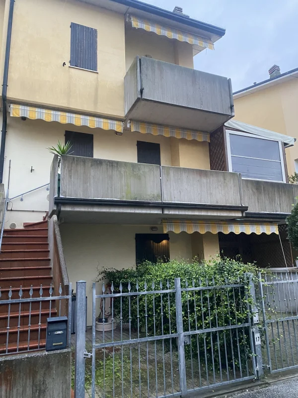 G17- Villetta abbinata con ingresso indipendente, terrazza e giardino privato. 